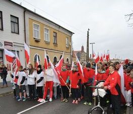 Zdjęcie z galerii: Zdjęcia z dn.11 listopada 2015 - Mszy Świętej w Kościele NMP Królowej Polski w Tomaszowie Maz. oraz Biegu Niepodległości