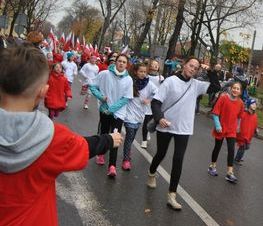 Zdjęcie z galerii: Zdjęcia z dn.11 listopada 2015 - Mszy Świętej w Kościele NMP Królowej Polski w Tomaszowie Maz. oraz Biegu Niepodległości
