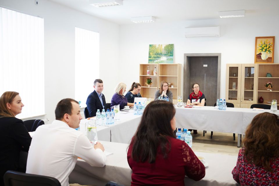 Na zdjęciu: uczestnicy spotkania dyrektorów instytucji kultury z powiatu tomaszowskiego, które odbyło się w czwartek, 28 kwietnia 2022 roku, w Powiatowym Centrum Animacji Społecznej w Tomaszowie Mazowieckim