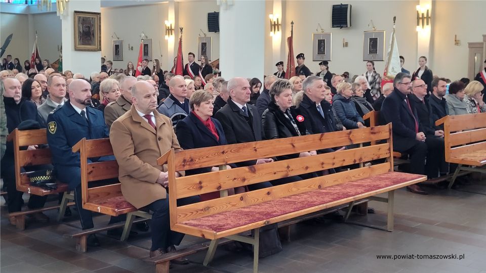 Na zdjęciu: uczestnicy uroczystości upamiętniającej odzyskanie przez Polskę niepodległości, która odbyła się w Tomaszowie Mazowieckim w piątek, 11 listopada 2022 roku, 