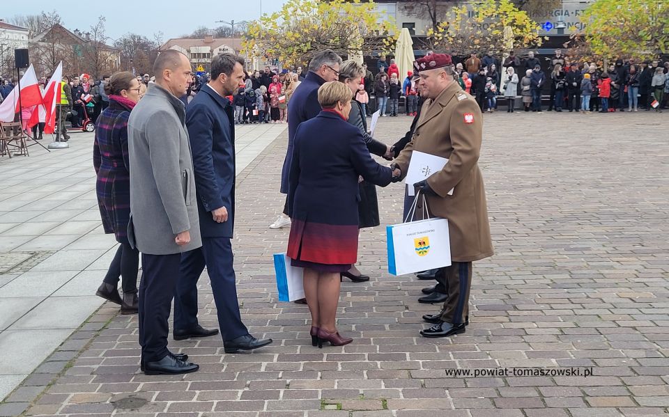 Na zdjęciu: uczestnicy uroczystości upamiętniającej odzyskanie przez Polskę niepodległości, która odbyła się w Tomaszowie Mazowieckim w piątek, 11 listopada 2022 roku, 