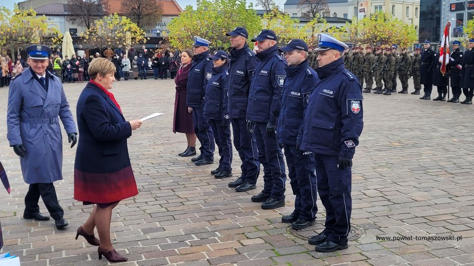 Na zdjęciu: uczestnicy uroczystości upamiętniającej odzyskanie przez Polskę niepodległości, która odbyła się w Tomaszowie Mazowieckim w piątek, 11 listopada 2022 roku, 