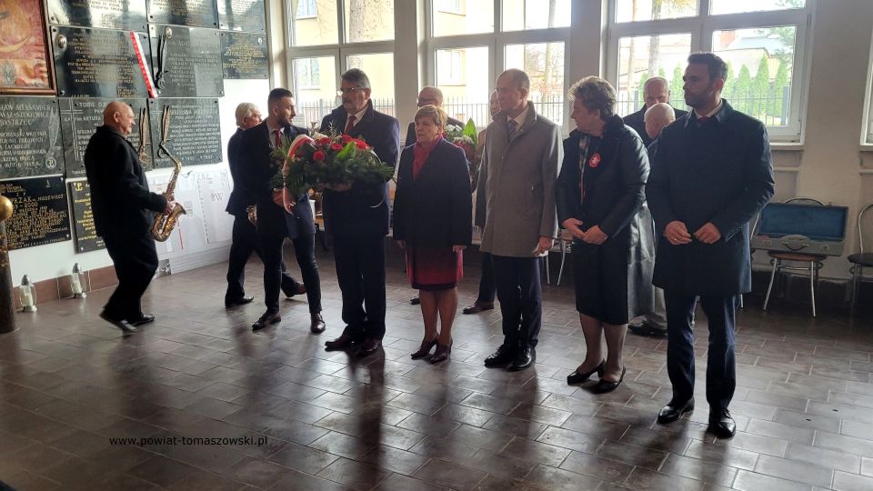 Na zdjęciu: uczestnicy uroczystości upamiętniającej odzyskanie przez Polskę niepodległości, która odbyła się w Tomaszowie Mazowieckim w piątek, 11 listopada 2022 roku, 