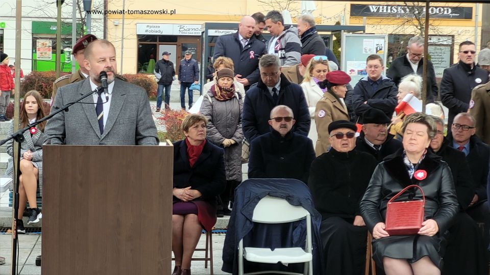 Na zdjęciu: uczestnicy uroczystości upamiętniającej odzyskanie przez Polskę niepodległości, która odbyła się w Tomaszowie Mazowieckim w piątek, 11 listopada 2022 roku, 