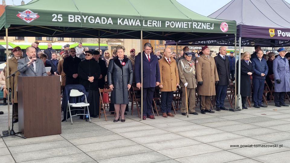 Na zdjęciu: uczestnicy uroczystości upamiętniającej odzyskanie przez Polskę niepodległości, która odbyła się w Tomaszowie Mazowieckim w piątek, 11 listopada 2022 roku, 