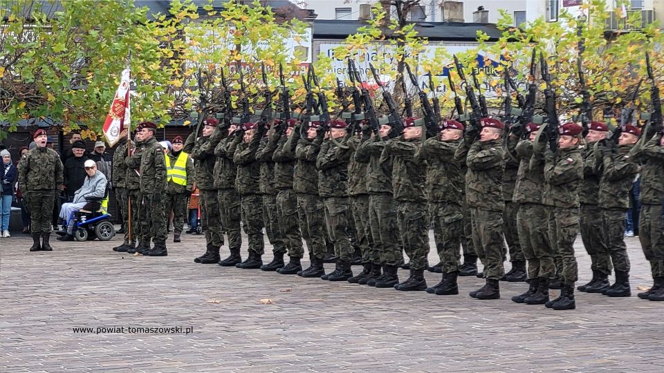 Na zdjęciu: uczestnicy uroczystości upamiętniającej odzyskanie przez Polskę niepodległości, która odbyła się w Tomaszowie Mazowieckim w piątek, 11 listopada 2022 roku, 
