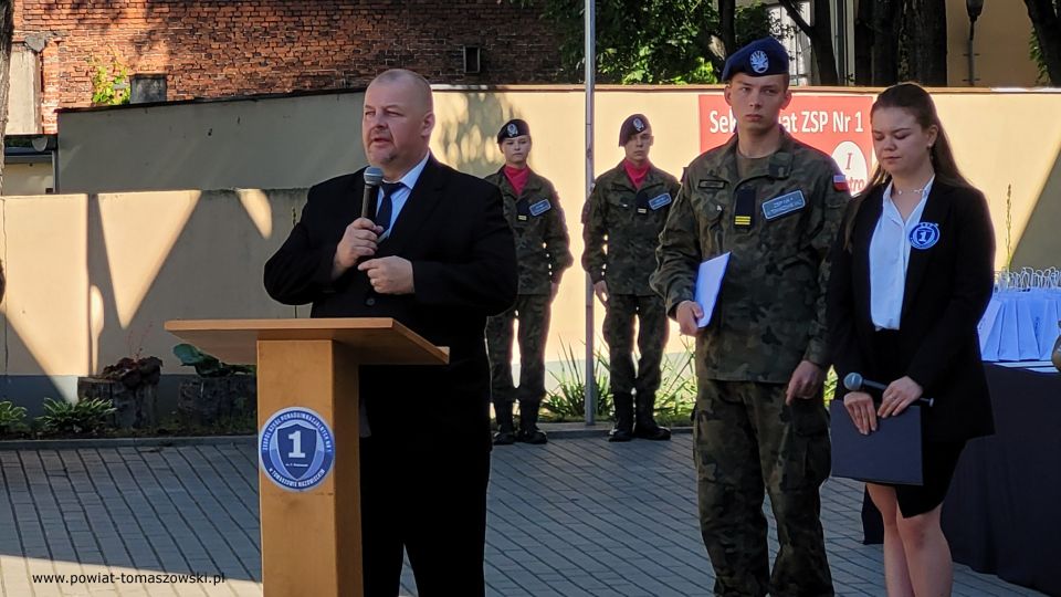 Na zdjęciu: uczestnicy uroczystego zakończenia roku szkolnego 2021/2022 w Zespole Szkół Ponadpodstawowych nr 1 im. Tadeusza Kościuszki w Tomaszowie Mazowieckim, które odbyło się w piątek, 24 czerwca 2022 roku, 