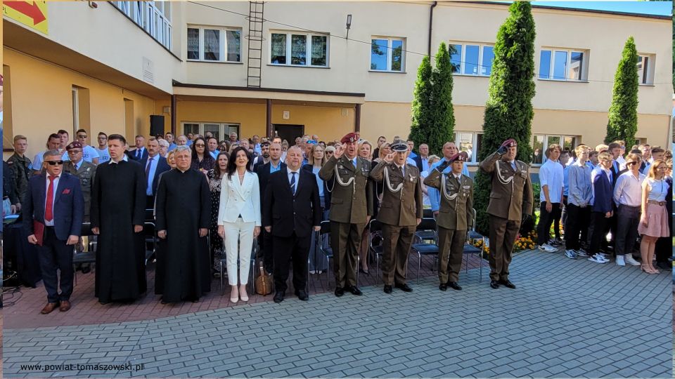 Na zdjęciu: uczestnicy uroczystego zakończenia roku szkolnego 2021/2022 w Zespole Szkół Ponadpodstawowych nr 1 im. Tadeusza Kościuszki w Tomaszowie Mazowieckim, które odbyło się w piątek, 24 czerwca 2022 roku, 