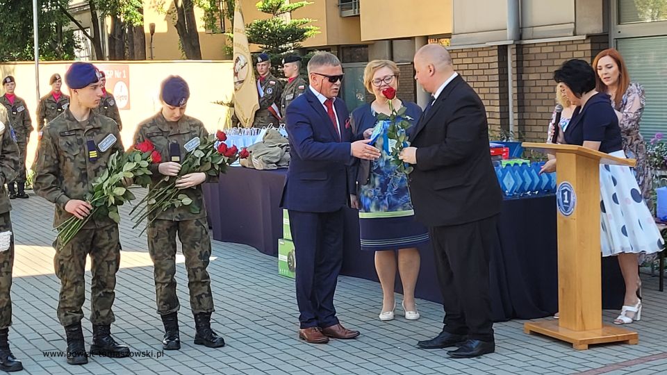 Na zdjęciu: uczestnicy uroczystego zakończenia roku szkolnego 2021/2022 w Zespole Szkół Ponadpodstawowych nr 1 im. Tadeusza Kościuszki w Tomaszowie Mazowieckim, które odbyło się w piątek, 24 czerwca 2022 roku, 