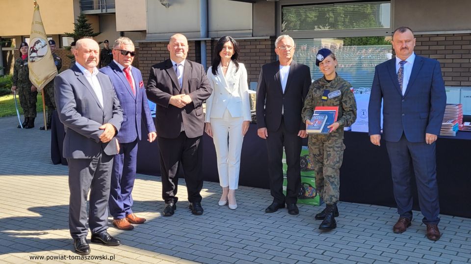 Na zdjęciu: uczestnicy uroczystego zakończenia roku szkolnego 2021/2022 w Zespole Szkół Ponadpodstawowych nr 1 im. Tadeusza Kościuszki w Tomaszowie Mazowieckim, które odbyło się w piątek, 24 czerwca 2022 roku, 
