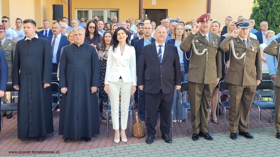 Na zdjęciu: uczestnicy uroczystego zakończenia roku szkolnego 2021/2022 w Zespole Szkół Ponadpodstawowych nr 1 im. Tadeusza Kościuszki w Tomaszowie Mazowieckim, które odbyło się w piątek, 24 czerwca 2022 roku, 