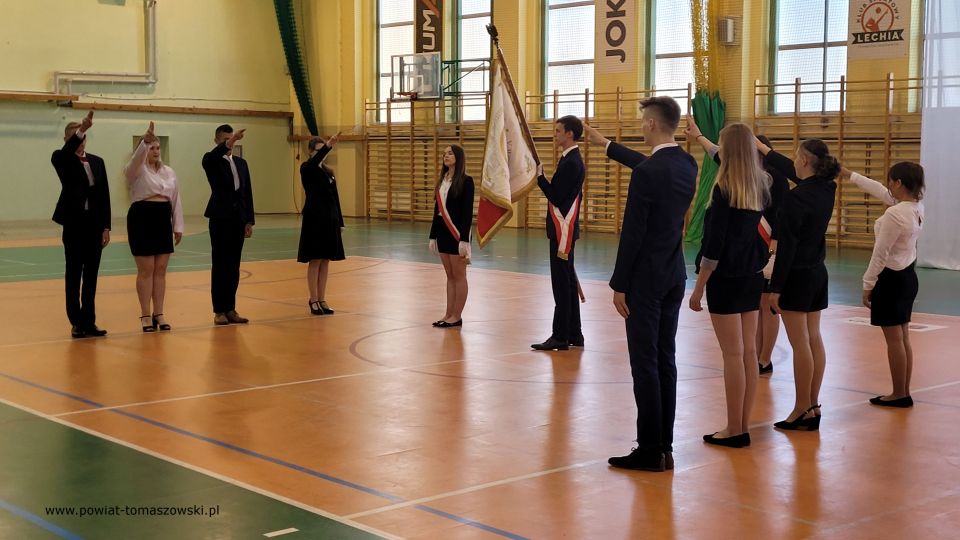 Na zdjęciu: uczestnicy uroczystego zakończenia roku szkolnego 2021/2022 w Zespole Szkół Ponadpodstawowych nr 2 im. Stanisława Staszica w Tomaszowie Mazowieckim, które odbyło się w piątek, 24 czerwca 2022 roku, 