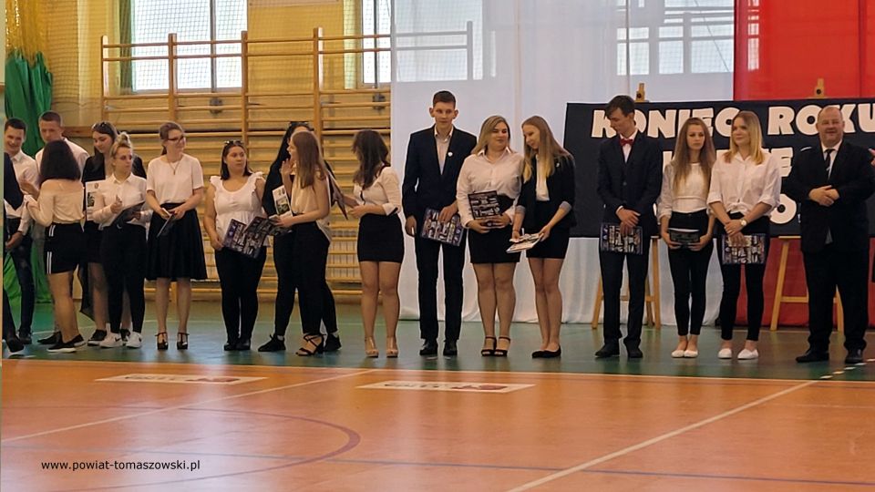 Na zdjęciu: uczestnicy uroczystego zakończenia roku szkolnego 2021/2022 w Zespole Szkół Ponadpodstawowych nr 2 im. Stanisława Staszica w Tomaszowie Mazowieckim, które odbyło się w piątek, 24 czerwca 2022 roku, 