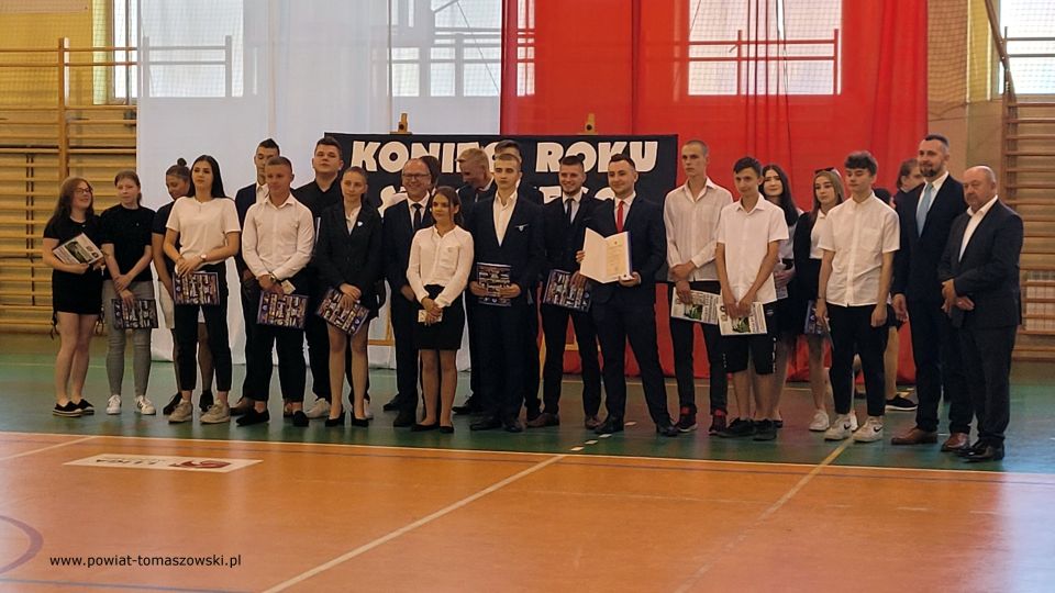Na zdjęciu: uczestnicy uroczystego zakończenia roku szkolnego 2021/2022 w Zespole Szkół Ponadpodstawowych nr 2 im. Stanisława Staszica w Tomaszowie Mazowieckim, które odbyło się w piątek, 24 czerwca 2022 roku, 