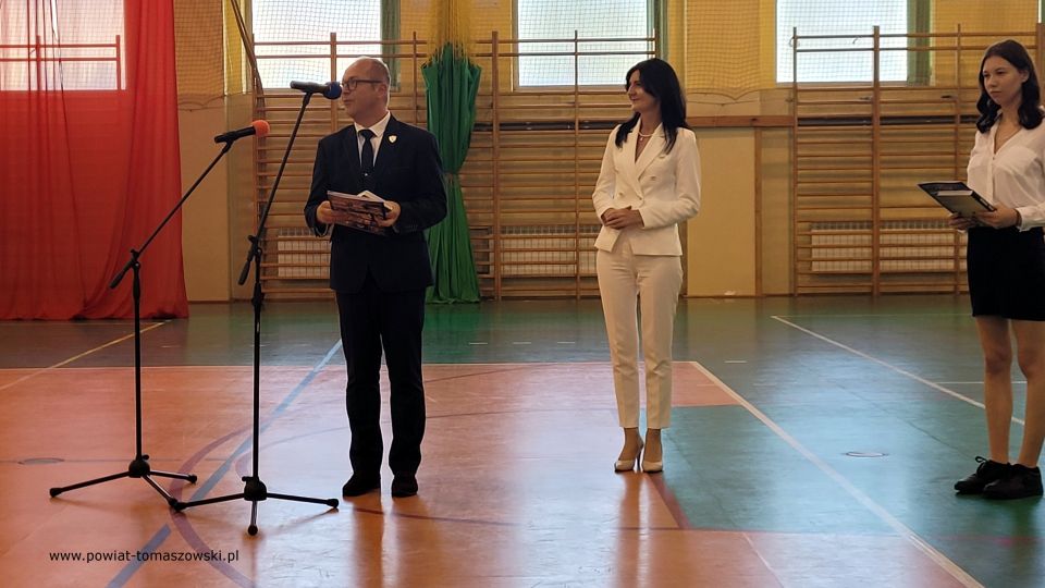 Na zdjęciu: uczestnicy uroczystego zakończenia roku szkolnego 2021/2022 w Zespole Szkół Ponadpodstawowych nr 2 im. Stanisława Staszica w Tomaszowie Mazowieckim, które odbyło się w piątek, 24 czerwca 2022 roku, 