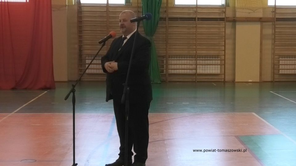 Na zdjęciu: uczestnicy uroczystego zakończenia roku szkolnego 2021/2022 w Zespole Szkół Ponadpodstawowych nr 2 im. Stanisława Staszica w Tomaszowie Mazowieckim, które odbyło się w piątek, 24 czerwca 2022 roku, 