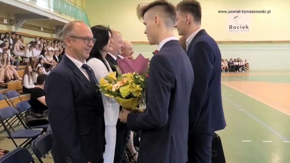 Na zdjęciu: uczestnicy uroczystego zakończenia roku szkolnego 2021/2022 w Zespole Szkół Ponadpodstawowych nr 2 im. Stanisława Staszica w Tomaszowie Mazowieckim, które odbyło się w piątek, 24 czerwca 2022 roku, 