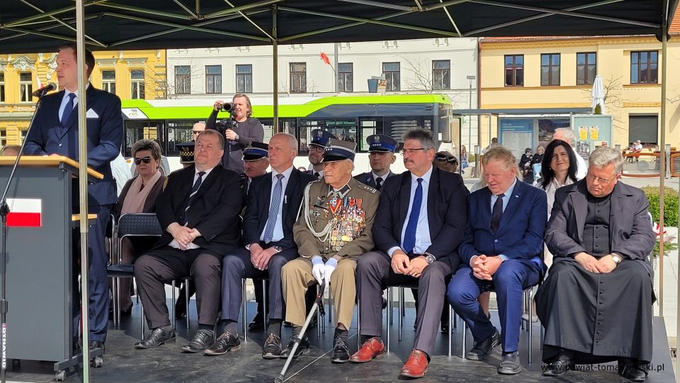 Na zdjęciu: uczestnicy uroczystych odchodów 231. Rocznicy uchwalenia Konstytucji 3 Maja, które odbyły się w Tomaszowie Mazowieckim we wtorek, 3 maja 2022 roku