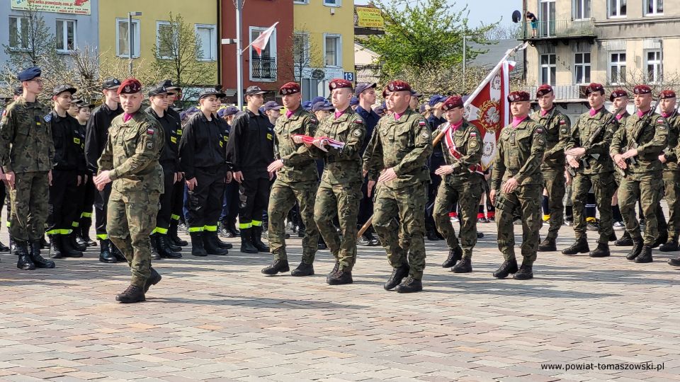 Na zdjęciu: uczestnicy uroczystych odchodów 231. Rocznicy uchwalenia Konstytucji 3 Maja, które odbyły się w Tomaszowie Mazowieckim we wtorek, 3 maja 2022 roku