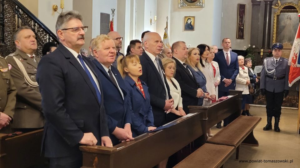 Na zdjęciu: uczestnicy uroczystych odchodów 231. Rocznicy uchwalenia Konstytucji 3 Maja, które odbyły się w Tomaszowie Mazowieckim we wtorek, 3 maja 2022 roku