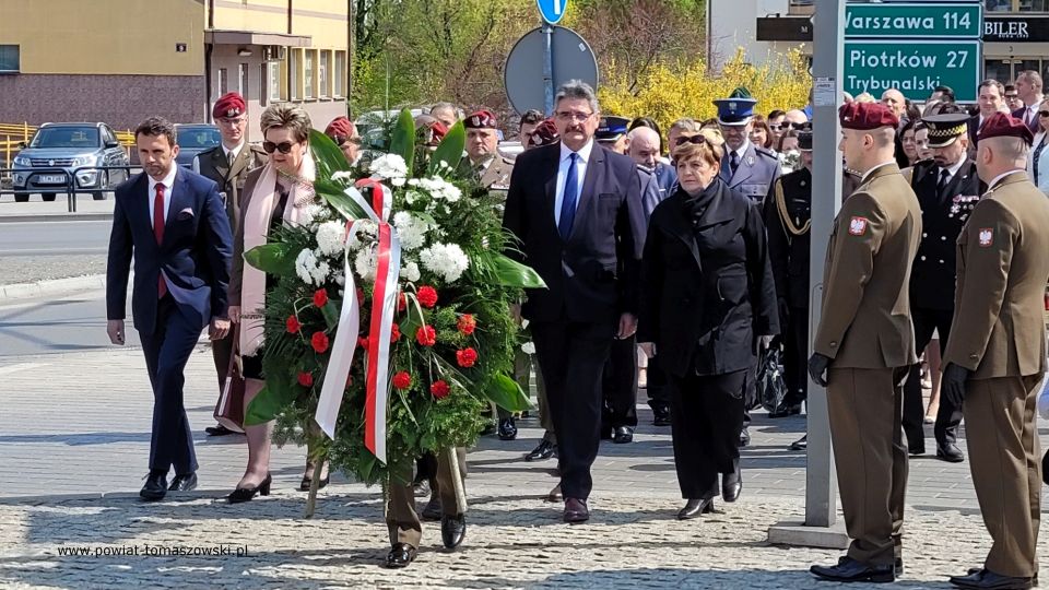 Na zdjęciu: uczestnicy uroczystych odchodów 231. Rocznicy uchwalenia Konstytucji 3 Maja, które odbyły się w Tomaszowie Mazowieckim we wtorek, 3 maja 2022 roku