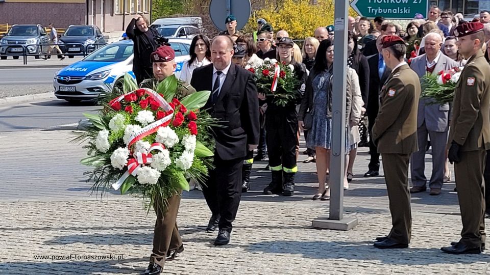 Na zdjęciu: uczestnicy uroczystych odchodów 231. Rocznicy uchwalenia Konstytucji 3 Maja, które odbyły się w Tomaszowie Mazowieckim we wtorek, 3 maja 2022 roku