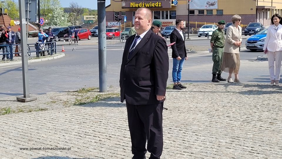 Na zdjęciu: uczestnicy uroczystych odchodów 231. Rocznicy uchwalenia Konstytucji 3 Maja, które odbyły się w Tomaszowie Mazowieckim we wtorek, 3 maja 2022 roku
