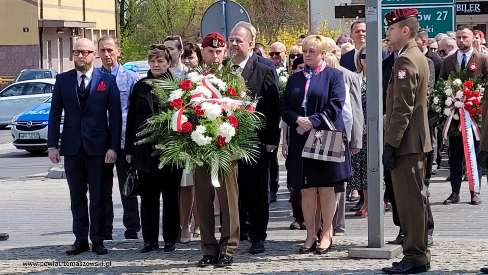 Na zdjęciu: uczestnicy uroczystych odchodów 231. Rocznicy uchwalenia Konstytucji 3 Maja, które odbyły się w Tomaszowie Mazowieckim we wtorek, 3 maja 2022 roku