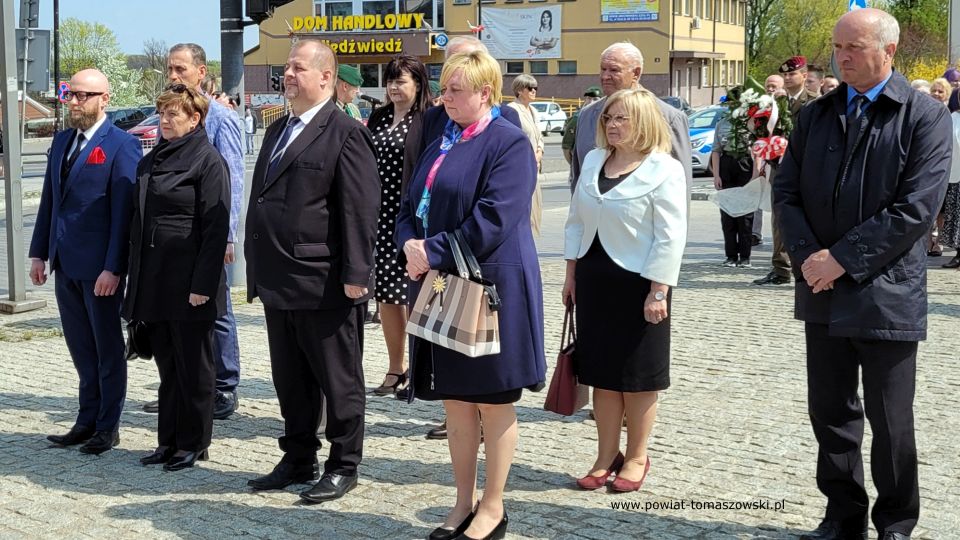 Na zdjęciu: uczestnicy uroczystych odchodów 231. Rocznicy uchwalenia Konstytucji 3 Maja, które odbyły się w Tomaszowie Mazowieckim we wtorek, 3 maja 2022 roku