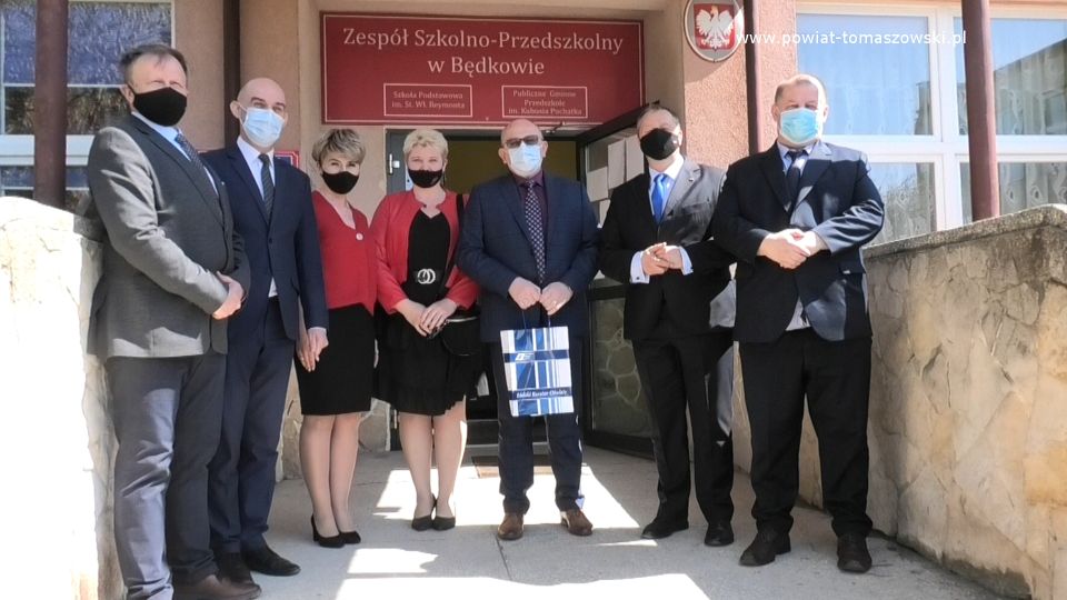 Na zdjęciu: od prawej: Mariusz Węgrzynowski – Starosta Powiatu Tomaszowskiego, Waldemar Flajszer – Łódzki Kurator Oświaty, dyrektor Zespołu Szkolno-Przedszkolnego w Będkowie, nauczycielki  Zespołu Szkolno-Przedszkolnego w Będkowie, Marian Holak – Wójt Gminy Budziszewice, Dariusz Misztal – Wójt Gminy Będków, Tomasz Trzaskacz – dyrektor Delegatury Kuratorium Oświaty w Łodzi w Piotrkowie Trybunalskim, na terenie  Zespołu Szkolno – Przedszkolnego w Będkowie, podczas wizyty z Kuratorium Oświaty w Łodzi