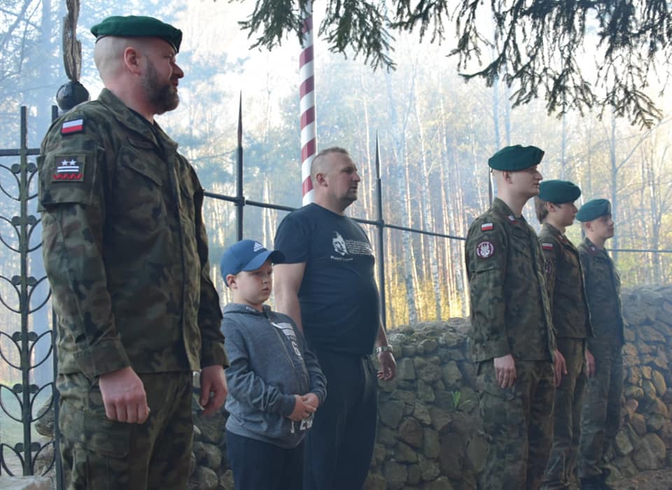 Na zdjęciu: tomaszowscy strzelcy na uroczystościach w Anielinie, poświęconych 81. rocznicy śmierci majora Henryka Dobrzańskiego „Hubala”