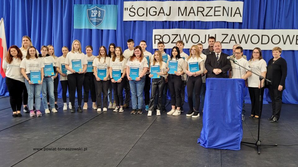 Na zdjęciu: uczestnicy konferencji podsumowującej projekt „Ścigaj marzenia rozwoju zawodowego”, która odbyła się w środę, 20 kwietnia 2022 roku, w Zespole Szkół Ponadpodstawowych nr 8 w Tomaszowie Mazowieckim