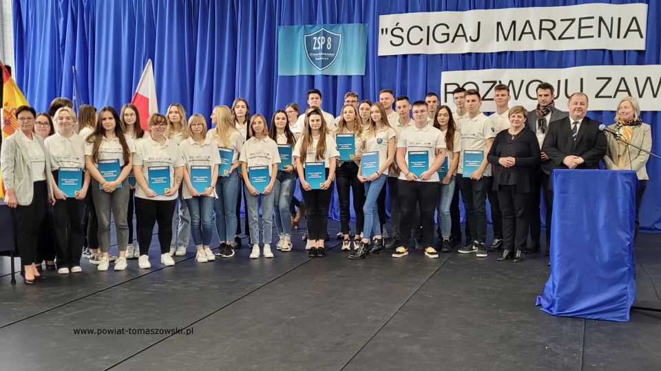 Na zdjęciu: uczestnicy konferencji podsumowującej projekt „Ścigaj marzenia rozwoju zawodowego”, która odbyła się w środę, 20 kwietnia 2022 roku, w Zespole Szkół Ponadpodstawowych nr 8 w Tomaszowie Mazowieckim