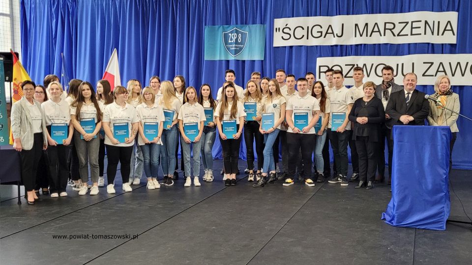 Na zdjęciu: uczestnicy konferencji podsumowującej projekt „Ścigaj marzenia rozwoju zawodowego”, która odbyła się w środę, 20 kwietnia 2022 roku, w Zespole Szkół Ponadpodstawowych nr 8 w Tomaszowie Mazowieckim