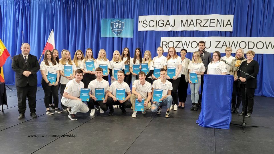 Na zdjęciu: uczestnicy konferencji podsumowującej projekt „Ścigaj marzenia rozwoju zawodowego”, która odbyła się w środę, 20 kwietnia 2022 roku, w Zespole Szkół Ponadpodstawowych nr 8 w Tomaszowie Mazowieckim
