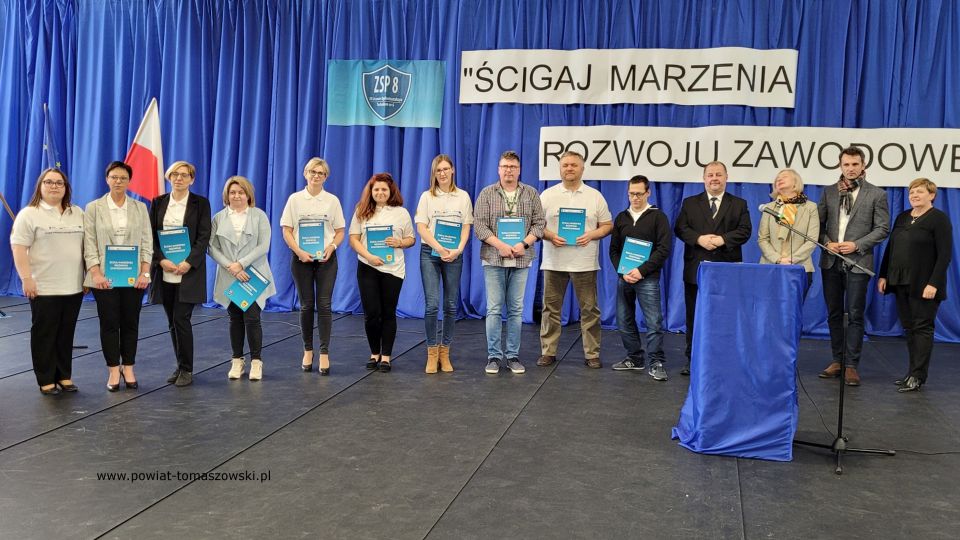 Na zdjęciu: uczestnicy konferencji podsumowującej projekt „Ścigaj marzenia rozwoju zawodowego”, która odbyła się w środę, 20 kwietnia 2022 roku, w Zespole Szkół Ponadpodstawowych nr 8 w Tomaszowie Mazowieckim