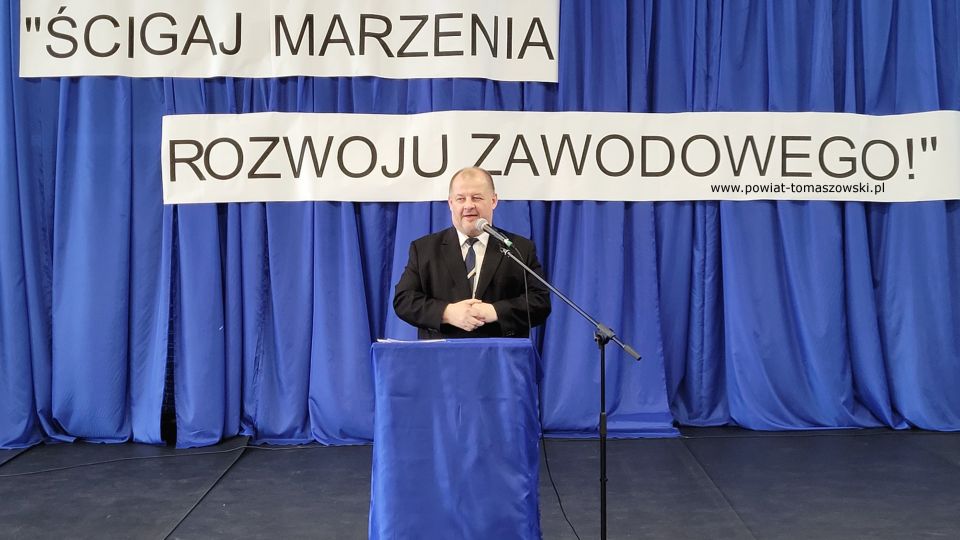 Na zdjęciu: uczestnicy konferencji podsumowującej projekt „Ścigaj marzenia rozwoju zawodowego”, która odbyła się w środę, 20 kwietnia 2022 roku, w Zespole Szkół Ponadpodstawowych nr 8 w Tomaszowie Mazowieckim