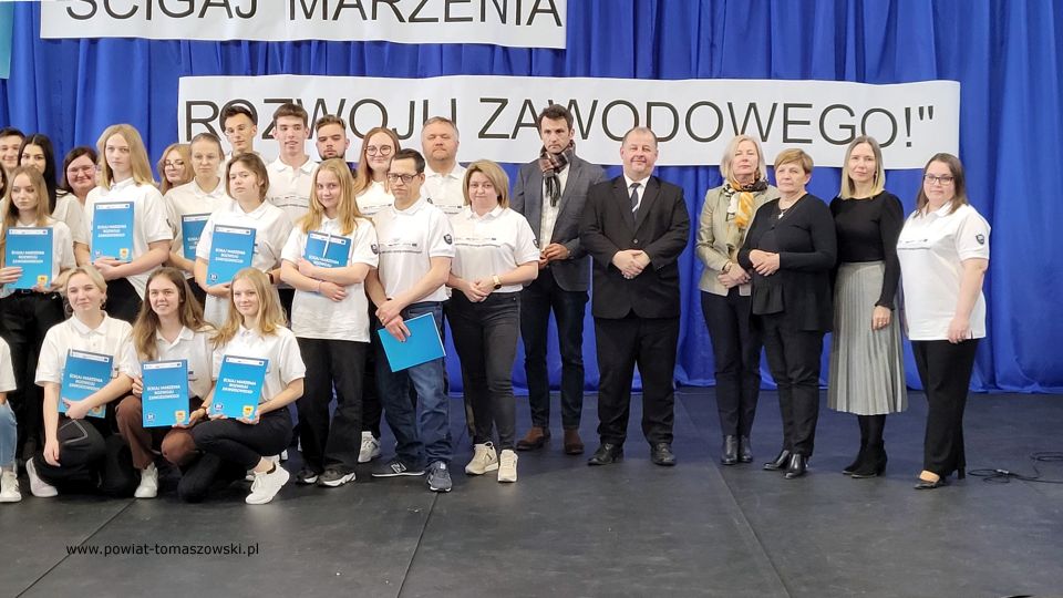 Młodzież otrzymała dokumenty potwierdzające udział w projektach zagranicznych, certyfikaty potwierdzające odbycie praktyk zagranicznych, certyfikat potwierdzający znajomość języka hiszpańskiego na poziomie A1. Na zakończenie goście zostali zaproszeni na poczęstunek, gdzie młodzież przygotowała hiszpańskie potrawy.