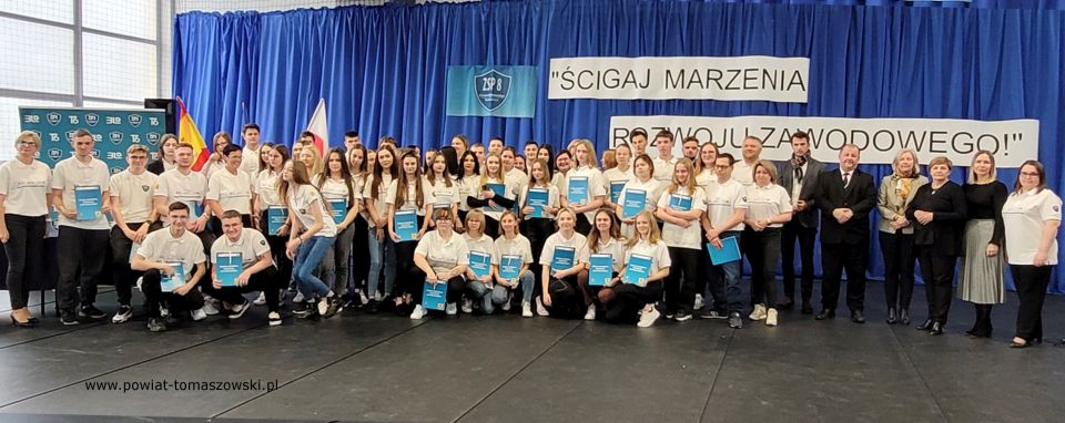Młodzież otrzymała dokumenty potwierdzające udział w projektach zagranicznych, certyfikaty potwierdzające odbycie praktyk zagranicznych, certyfikat potwierdzający znajomość języka hiszpańskiego na poziomie A1. Na zakończenie goście zostali zaproszeni na poczęstunek, gdzie młodzież przygotowała hiszpańskie potrawy.