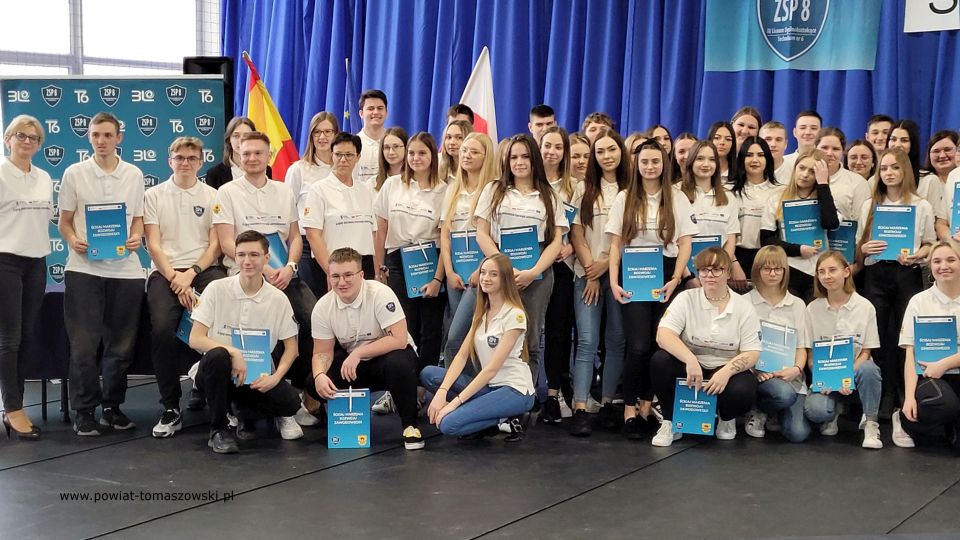Młodzież otrzymała dokumenty potwierdzające udział w projektach zagranicznych, certyfikaty potwierdzające odbycie praktyk zagranicznych, certyfikat potwierdzający znajomość języka hiszpańskiego na poziomie A1. Na zakończenie goście zostali zaproszeni na poczęstunek, gdzie młodzież przygotowała hiszpańskie potrawy.