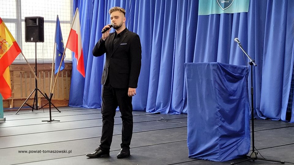 Młodzież otrzymała dokumenty potwierdzające udział w projektach zagranicznych, certyfikaty potwierdzające odbycie praktyk zagranicznych, certyfikat potwierdzający znajomość języka hiszpańskiego na poziomie A1. Na zakończenie goście zostali zaproszeni na poczęstunek, gdzie młodzież przygotowała hiszpańskie potrawy.