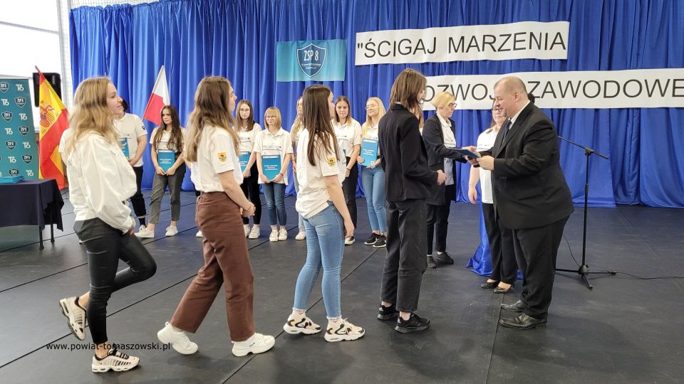 Młodzież otrzymała dokumenty potwierdzające udział w projektach zagranicznych, certyfikaty potwierdzające odbycie praktyk zagranicznych, certyfikat potwierdzający znajomość języka hiszpańskiego na poziomie A1. Na zakończenie goście zostali zaproszeni na poczęstunek, gdzie młodzież przygotowała hiszpańskie potrawy.