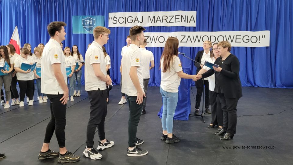 Młodzież otrzymała dokumenty potwierdzające udział w projektach zagranicznych, certyfikaty potwierdzające odbycie praktyk zagranicznych, certyfikat potwierdzający znajomość języka hiszpańskiego na poziomie A1. Na zakończenie goście zostali zaproszeni na poczęstunek, gdzie młodzież przygotowała hiszpańskie potrawy.