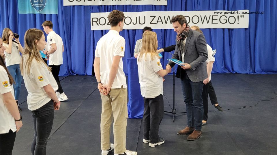 Młodzież otrzymała dokumenty potwierdzające udział w projektach zagranicznych, certyfikaty potwierdzające odbycie praktyk zagranicznych, certyfikat potwierdzający znajomość języka hiszpańskiego na poziomie A1. Na zakończenie goście zostali zaproszeni na poczęstunek, gdzie młodzież przygotowała hiszpańskie potrawy.