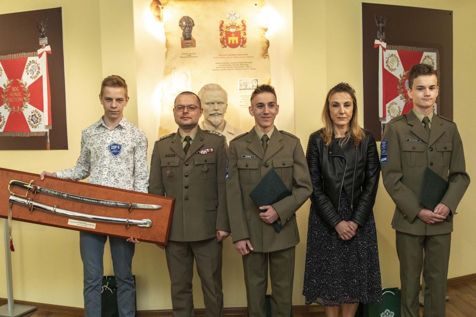 Laureaci konkursu wiedzy historycznej „Wokół Konstytucji 3 Maja 1791 r.” z Rektorem-Komendantem WAT płk prof. dr. hab. inż. Przemysławem Wachulakiem oraz Dyrektor Wojskowego Ogólnokształcącego Liceum - Ewą Kacprzyk