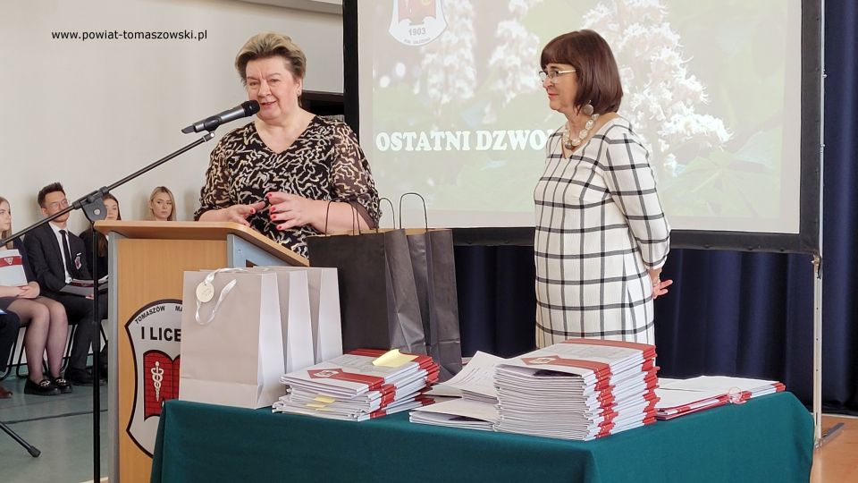 Na zdjęciu: uczestnicy uroczystego zakończenia roku szkolnego 2021/2022 maturzystów w I Liceum Ogólnokształcącym im. Jarosława Dąbrowskiego w Tomaszowie Mazowieckim, które odbyło się w piątek, 29 kwietnia 2022 roku