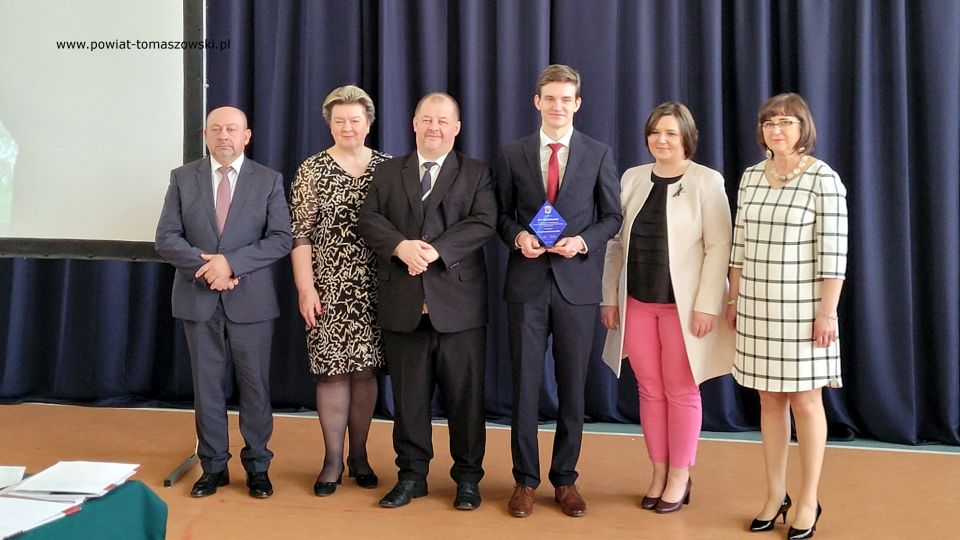 Na zdjęciu: uczestnicy uroczystego zakończenia roku szkolnego 2021/2022 maturzystów w I Liceum Ogólnokształcącym im. Jarosława Dąbrowskiego w Tomaszowie Mazowieckim, które odbyło się w piątek, 29 kwietnia 2022 roku