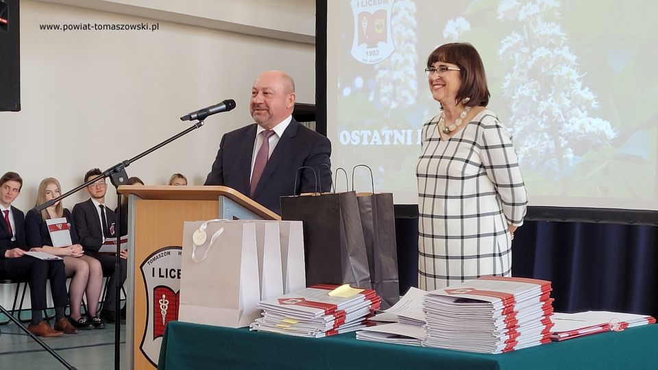 Na zdjęciu: uczestnicy uroczystego zakończenia roku szkolnego 2021/2022 maturzystów w I Liceum Ogólnokształcącym im. Jarosława Dąbrowskiego w Tomaszowie Maowieckim, które odbyło się w piątek, 29 kwietnia 2022 roku