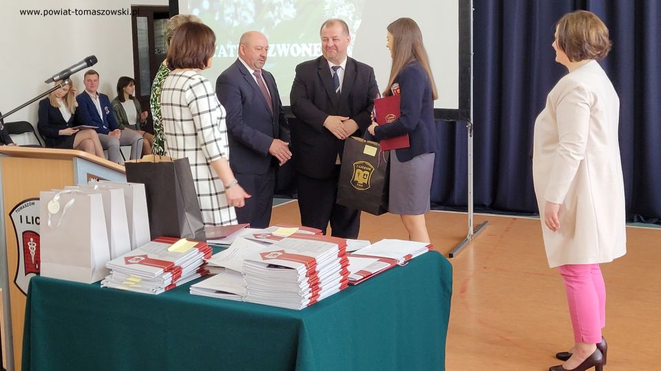 Na zdjęciu: uczestnicy uroczystego zakończenia roku szkolnego 2021/2022 maturzystów w I Liceum Ogólnokształcącym im. Jarosława Dąbrowskiego w Tomaszowie Mazowieckim, które odbyło się w piątek, 29 kwietnia 2022 roku