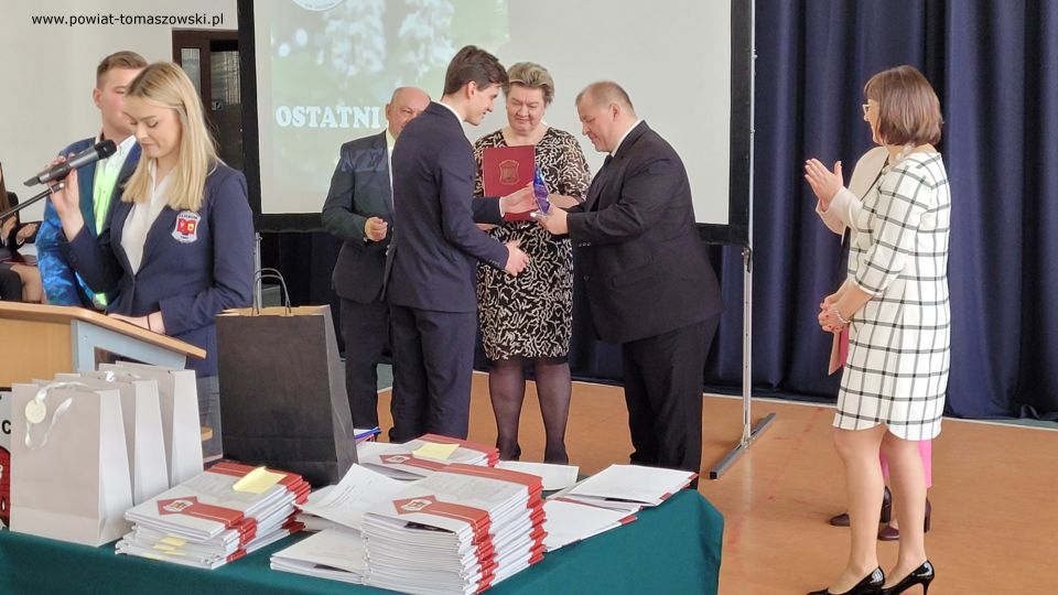 Na zdjęciu: uczestnicy uroczystego zakończenia roku szkolnego 2021/2022 maturzystów w I Liceum Ogólnokształcącym im. Jarosława Dąbrowskiego w Tomaszowie Mazowieckim, które odbyło się w piątek, 29 kwietnia 2022 roku